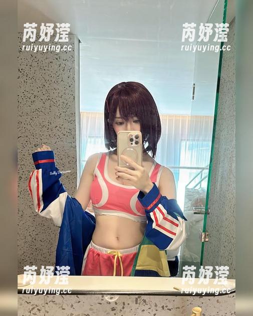 sally多啦雪携手Kafka，呈现办公室女郎COS的华丽瞬间与绝美图片。