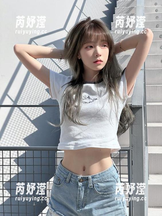 泳池边的shimo霜月写真集，见证她的泳装魔法与独特资源！