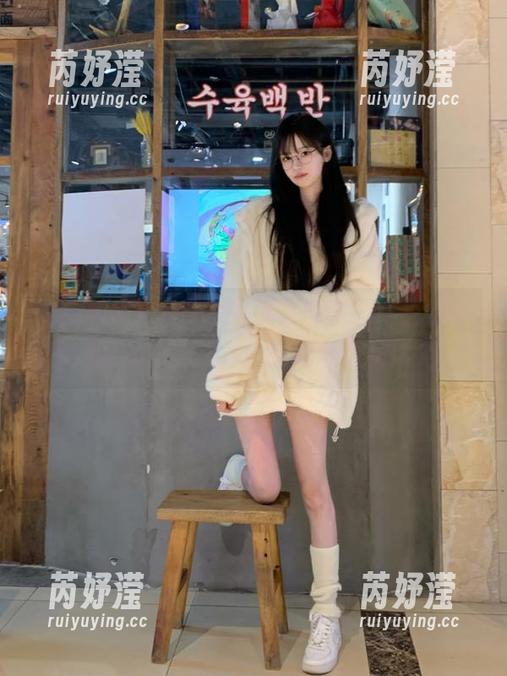 看！yui金鱼在水中优雅地舞动，免费下载她的运动写真，感受无限青春活力！