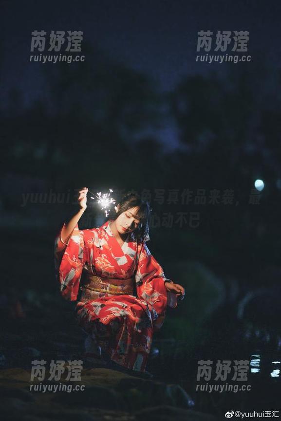 yuuhui玉汇全新白色写真作品来袭，最新分享让你心动不已