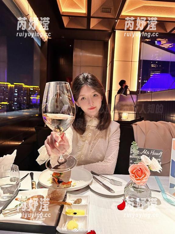 关注一小央泽微博，揭秘那些不为人知的私房美图！