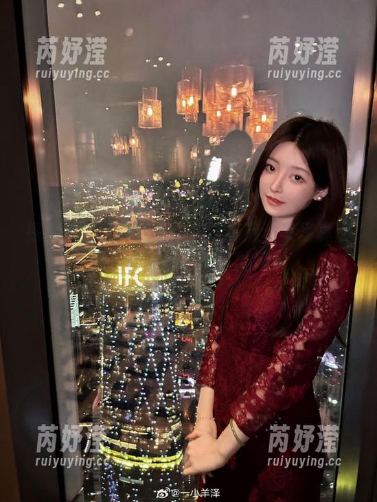 一小央泽 探索她的世界:一小央泽精致少女写真图集,捕捉每个动人的瞬间