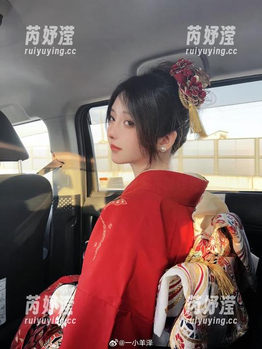 揭秘一小央泽女王的写真世界，免费美图让你感受到前所未有的惊艳！