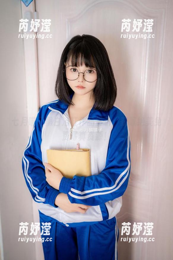 七月喵子黑白浴缸作品赏析，获取绝美免费写真资源！