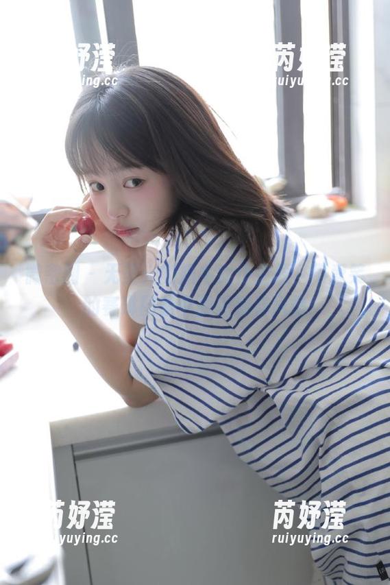 微密圈 - 无圣光的奶牛女仆主题，不爱笑的赛琳图集中展现别样风情