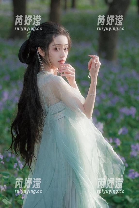 丽柜 - 伊园连衣裙写真大放送，精彩图片更新等你来探索！