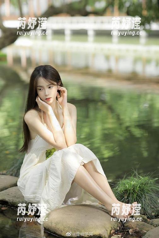 丽柜 - 解锁凌凌的时尚密码：无圣光套装写真原图之美