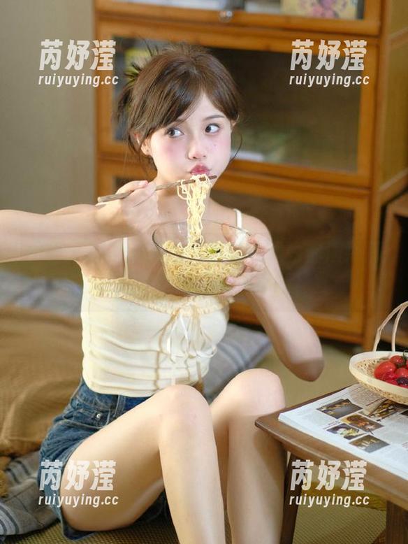 丽柜 - 图集抢先看：婷婷在线为你演绎那些趣味剧情，笑声不断！