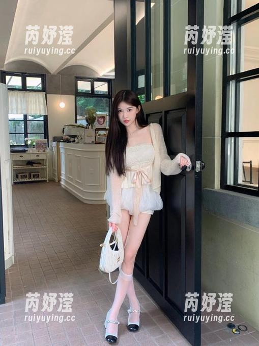 丽柜 - 无圣光的优雅：小熊丝袜写真作品大揭秘！