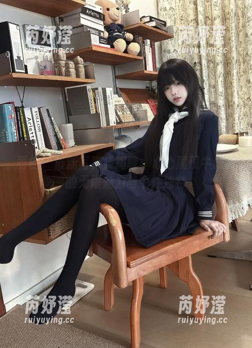 丽柜-心心 丽柜 - 最新写真集揭晓:心心展现牛仔裤的无限魅力与个性独特