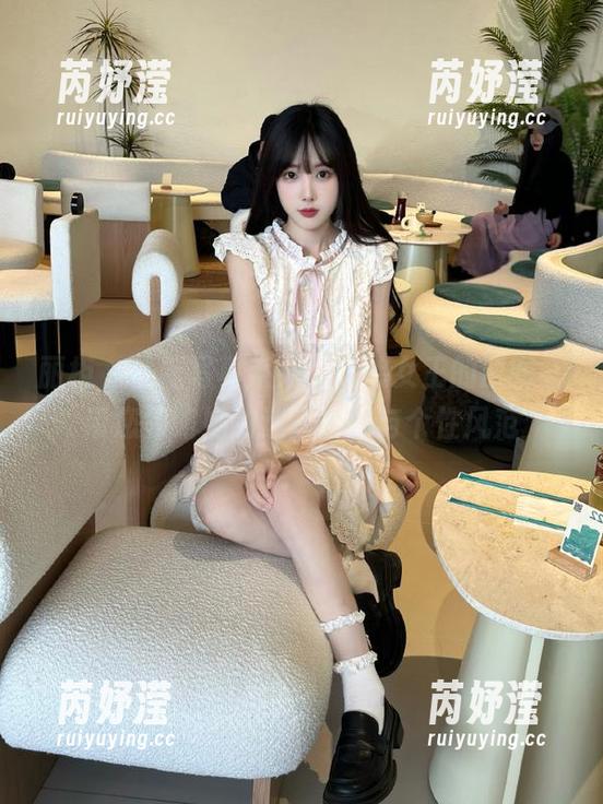 丽柜 - 最新写真系列：悠悠女王的原图，带您领略她的迷人瞬间与个性风范