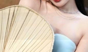 丽柜 – 感受琳达的浴缸魅力：迷人图包与写真带你入梦