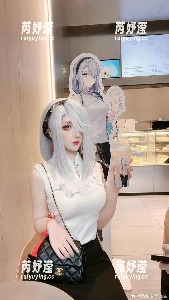 最新九曲Jean露背毛衣写真照片揭晓，探索别样风格与精致细节，带你感受摄影艺术的魅力！