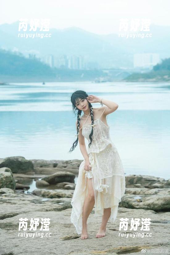 精选云溪溪红裙写真，感受夏日的清新与浪漫