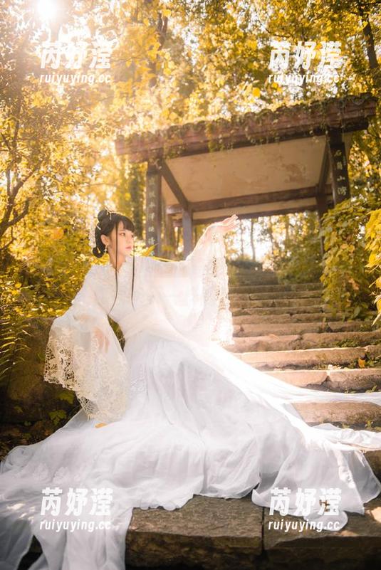 你的负卿与裤里丝的奇妙碰撞：写真合集让你领略不一样的艺术风格。