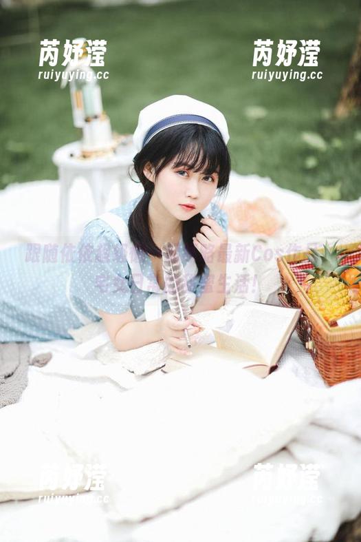 跟随依依超级懒一起领略最新Cos作品，宅女日常的甜蜜生活！