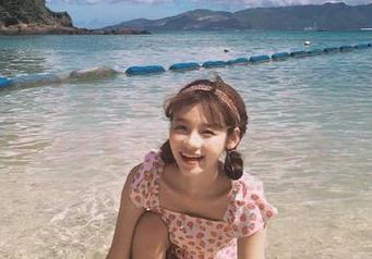 微密圈 – 优雅与妩媚交织，保守的二舅妈黑丝全套写真，立即下载！
