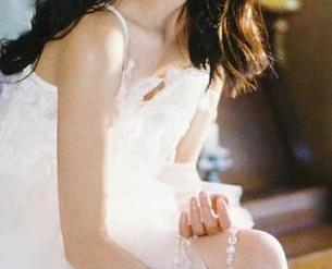 克拉女神 – 凌雪女孩夏日水边作品图包：清凉瞬间的绝美写真分享