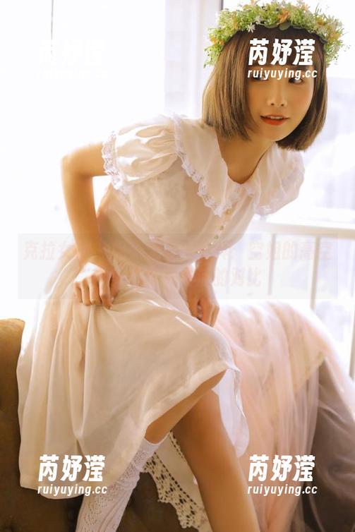 克拉女神-妮子 克拉女神 - 妮子无圣光写真:空姐的高空之美与真实生活的对比