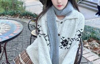 克拉女神 – 孟君私房写真集：探索毛衣穿搭的美丽图片与故事