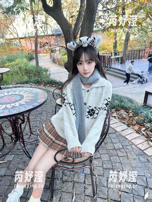 克拉女神 - 孟君私房写真集：探索毛衣穿搭的美丽图片与故事