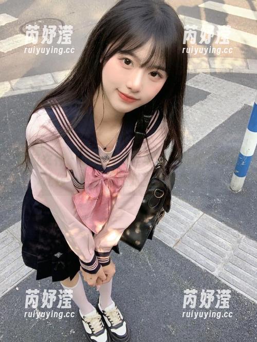 克拉女神 - 小芹的灰丝写真，免费下载后让你一秒钟重燃对生活的希望！