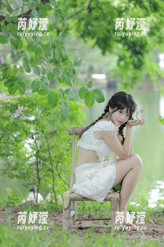 克拉女神 - 忆之私拍美图佳作：丝袜的诱惑与柔美交相辉映