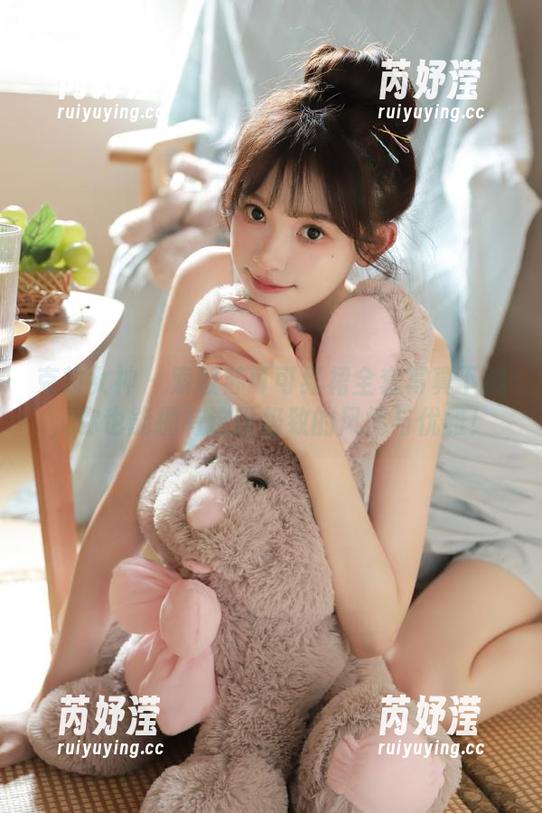 克拉女神 - 索取苏可可红裙全套写真下载，你也能拥有这份极致的风情与优雅！