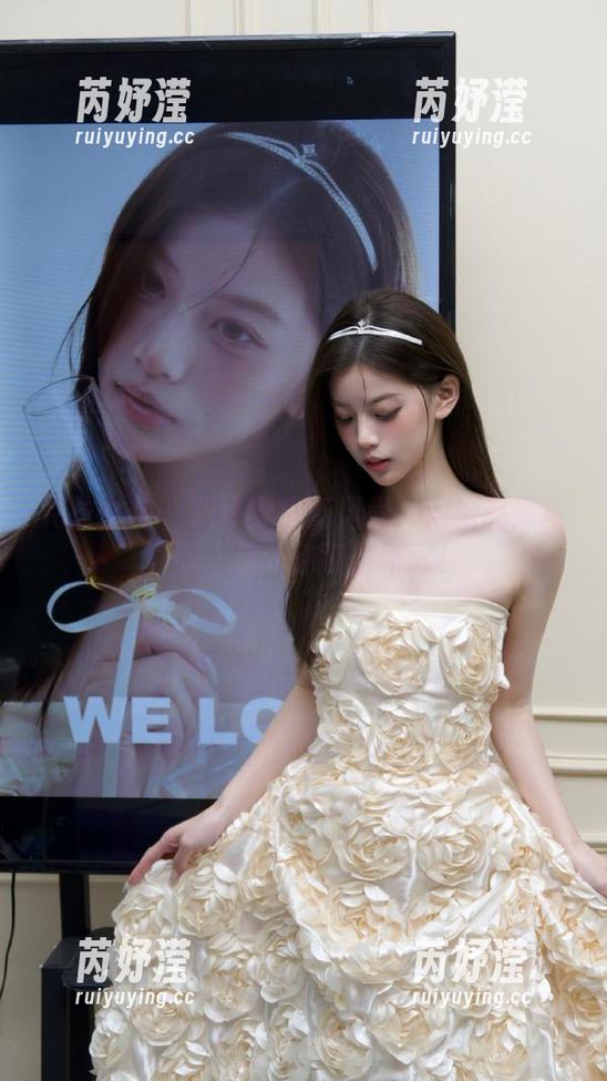 克拉女神 - 职场穿搭新风尚：薇薇高清写真职业装让你瞩目不已！