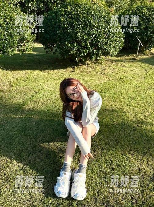 体验兔玩映画黑丝与白袜高清图包，感受青春活力与优雅气息！