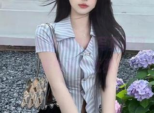 兔玩映画独特制服裙白丝写真原图，展现青春气息与优雅