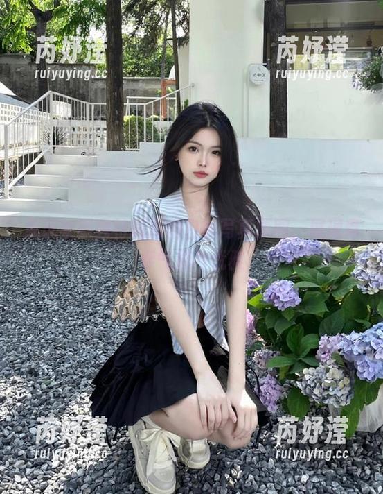 兔玩映画独特制服裙白丝写真原图，展现青春气息与优雅