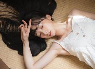 初夏女神 – 迷人的皮衣写真：依依为你带来不一样的冬季套图灵感