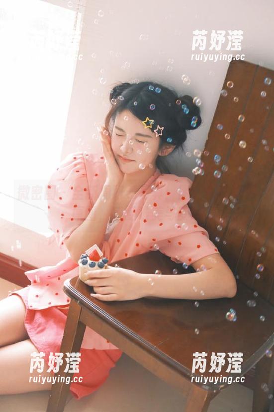 周妍希 微密圈 - 全新周妍希写真:圆红布兜视频原图,感受唯美与梦幻