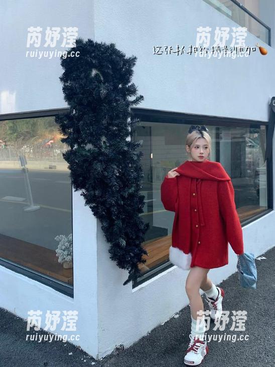 嗲囡囡 - 免费图包分享：流氓小巫女双马尾写真，尽显个性魅力！
