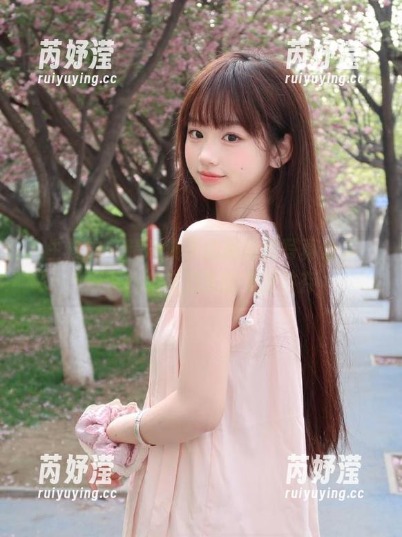 大生模拍 - 精彩桃子瑜伽高清写真分享，探索优雅与力量的美丽共存