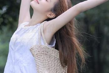 头条女神 – 宫廷小肚兜的优雅风情，杨曼妮在高清照片中展现魅力
