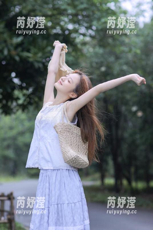 头条女神 - 宫廷小肚兜的优雅风情，杨曼妮在高清照片中展现魅力