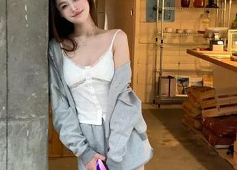 头条女神 – 私拍艺术：揭秘梁芮溪的独特网袜作品魅力