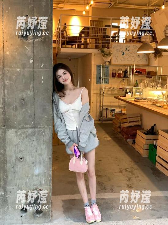 头条女神-梁芮溪 头条女神 - 私拍艺术:揭秘梁芮溪的独特网袜作品魅力