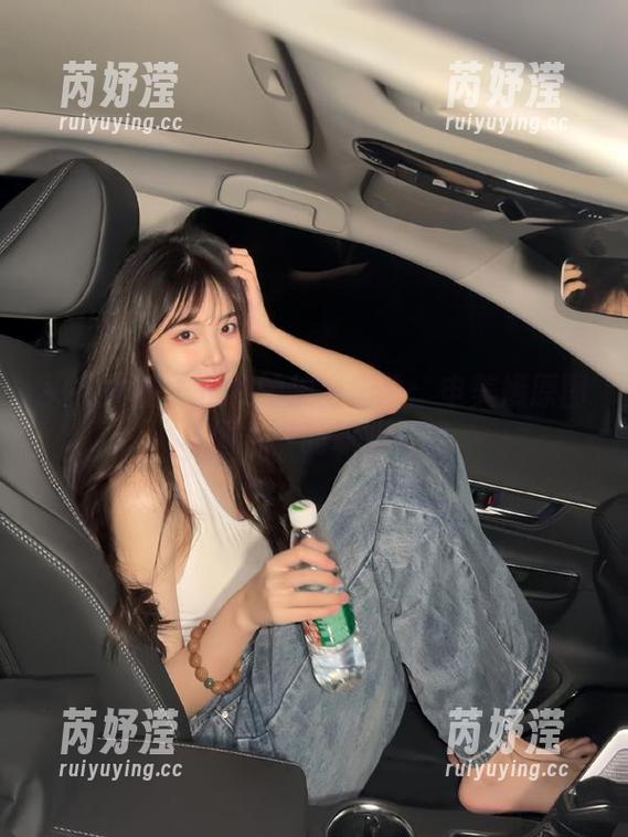 头条女神-申美嫣 头条女神 - 优雅的护士形象:申美嫣原图与图片中的职业美感