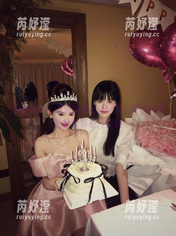 头条女神 - 语溪泳池最新图集，带你探索她的清新夏日风情