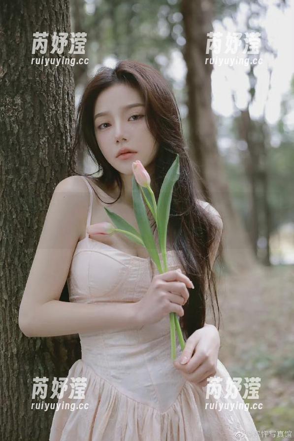 与姜仁卿(강인경)一起观看圣诞节写真作品，沉浸在节日的欢愉氛围中！