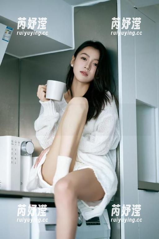 下载姜仁卿(강인경)独特职业装写真，精彩瞬间尽在网盘中，别错过哦！