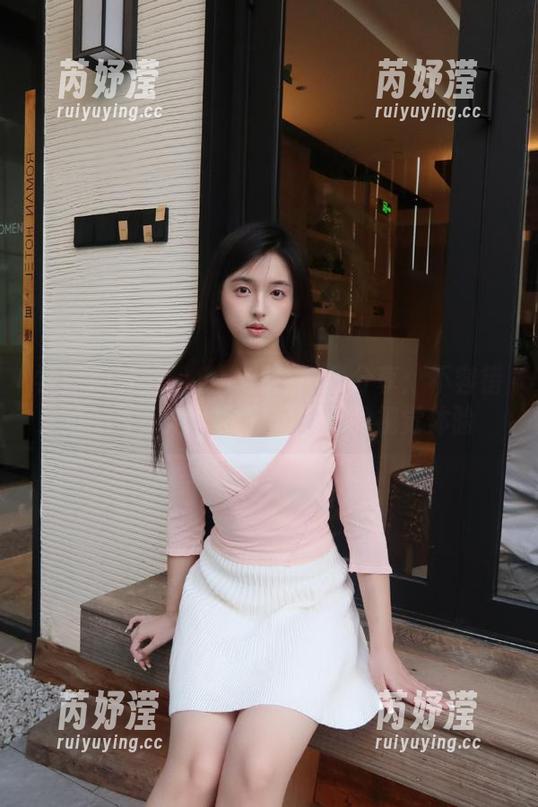 学妹加速跑 - 小七网袜图集分享：不容错过的性感与优雅完美结合的视觉体验