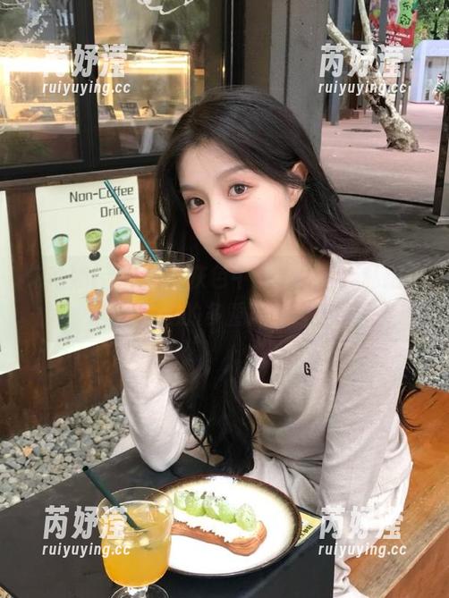 宋哈娜(송하나)在灰色中品味生活，私拍美图展现她的多重风格与美感