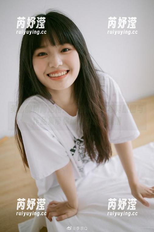 美丽的瞬间定格：宋哈娜吊带写真原图与作品集带你感受力量与柔情