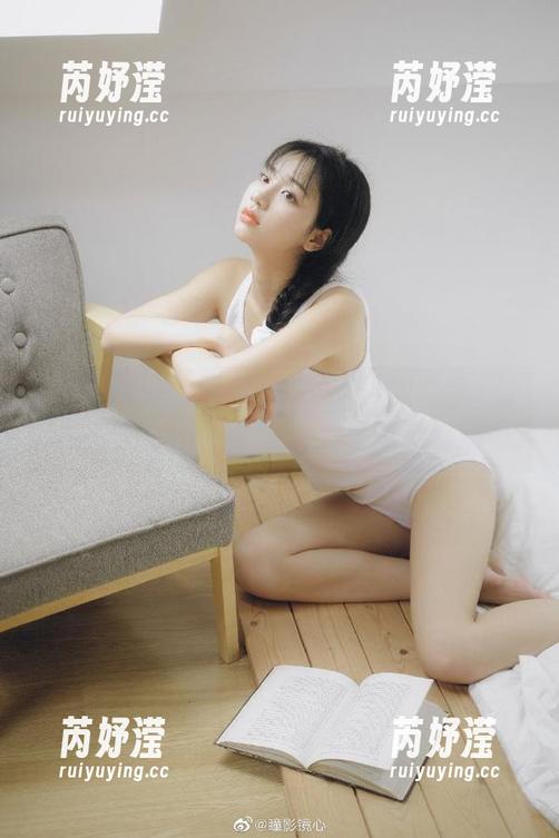 微密圈 - 走进小仙女ELaine的世界：修女写真资源，让心灵沉醉于宁静之中