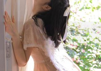 走进阿维尔·纯白的世界：小和甜酒的无圣光写真作品