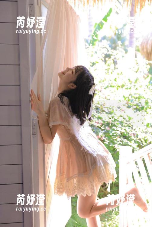 走进阿维尔·纯白的世界：小和甜酒的无圣光写真作品